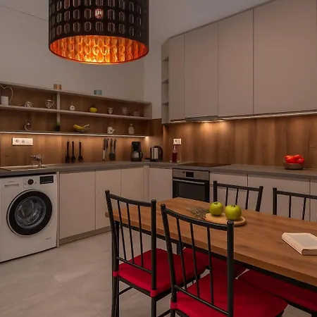 Luxury Olea Valley - Poolside Gem Apartment